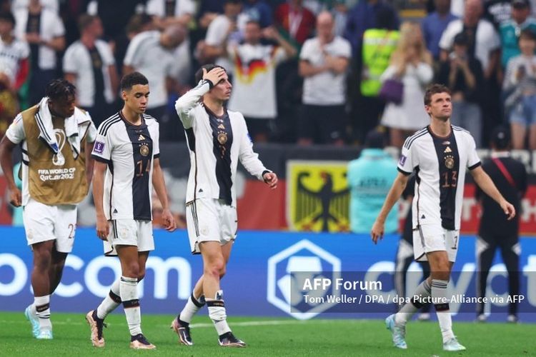 Ekspresi para pemain timnas Jerman setelah dipastikan tersingkir dari Piala Dunia 2022 Qatar. Jerman tersingkir seusai finis di peringkat ketiga klasemen Grup E dengan koleksi empat poin dari tiga laga. Mereka kalah selisih gol dari Spanyol yang menempati peringkat kedua.