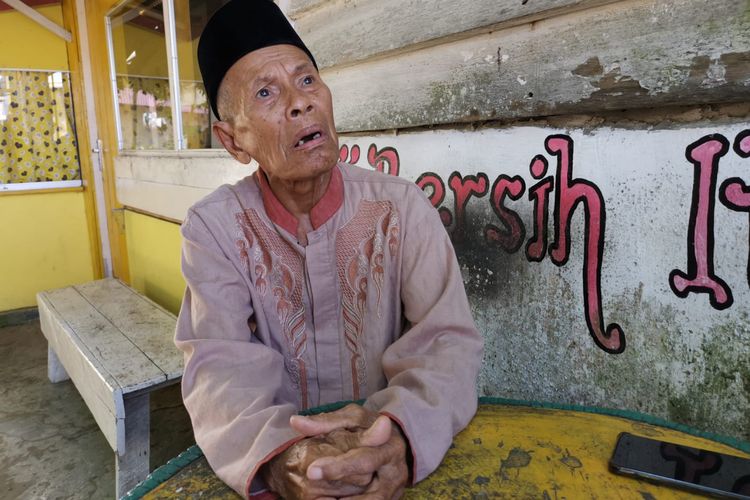 Salah satu veteran KKO La Ando (77) di Nunukan Kaltara. La Ando masih terlihat bugar di usia senjanya, meski ceritanya sering terputus karena harus mengingat peristiwa bersejarah Konfrontasi RI - Malaysia, semangatnya masih menggebu gebu