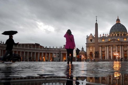Seorang Pejabat Bank Vatikan Ditahan Terkait Skandal