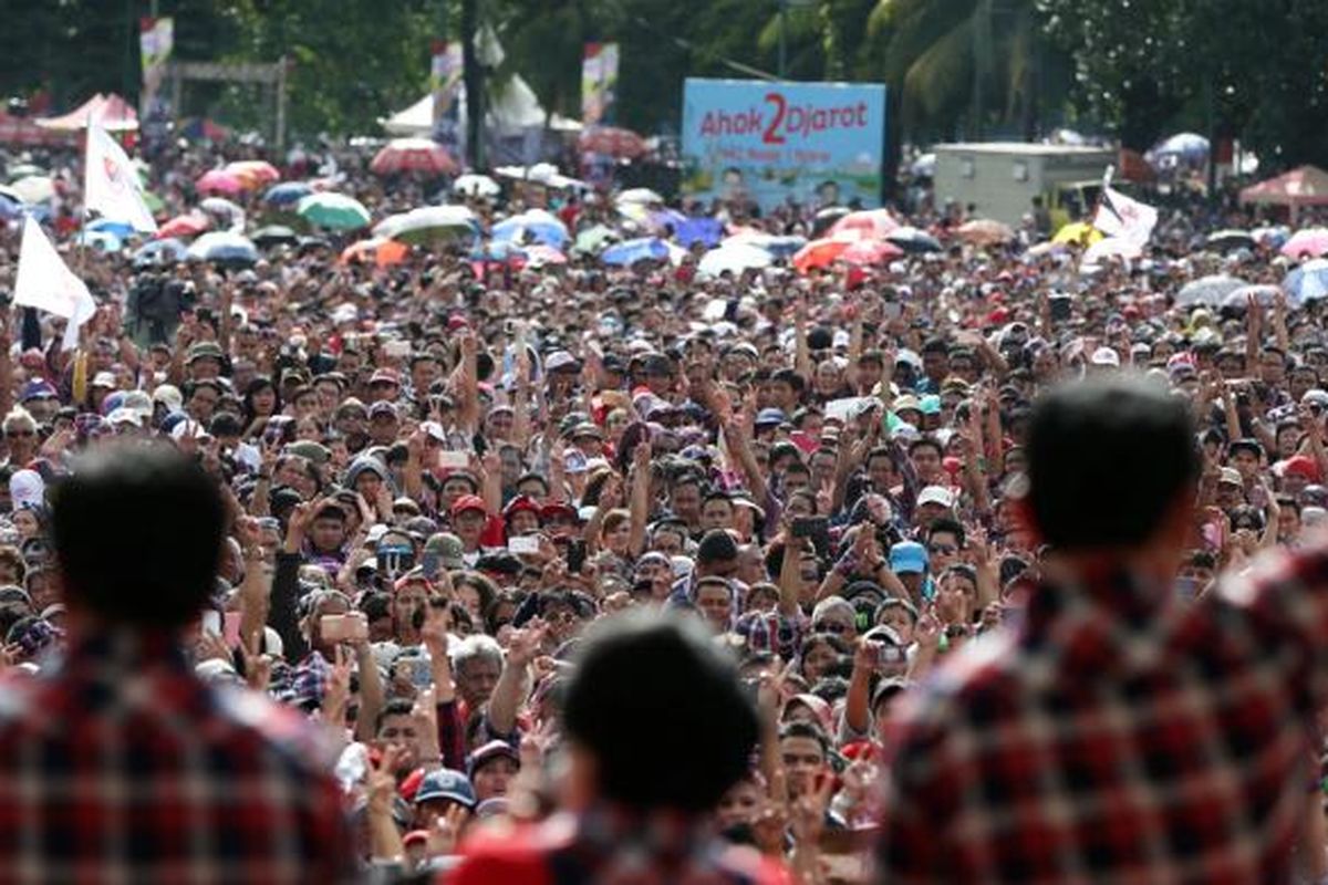 Simpatisan pasangan calon gubernur dan wakil gubernur DKI Jakarta no urut 2  Basuki Tjahaja Purnama (Ahok) - Djarot Saiful Hidayat saat Konser Gue 2 di Ex-Driving Range Golf, Senayan, Jakarta, Sabtu (4/2/2017). Acara ini merupakan bentuk dukungan dari para artis dan budayawan untuk pasangan calon gubernur dan wakil gubernur DKI Jakarta, Ahok - Djarot.