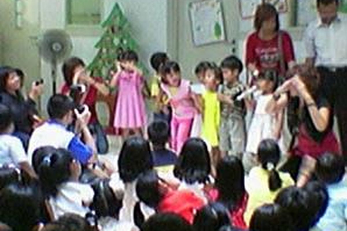 Anak-anak Panti Asuhan Mekar Lestari di Rawa Buntu Utara, BSD Serpong Tangerang bergembira bersama, Minggu (20/1) pagi.