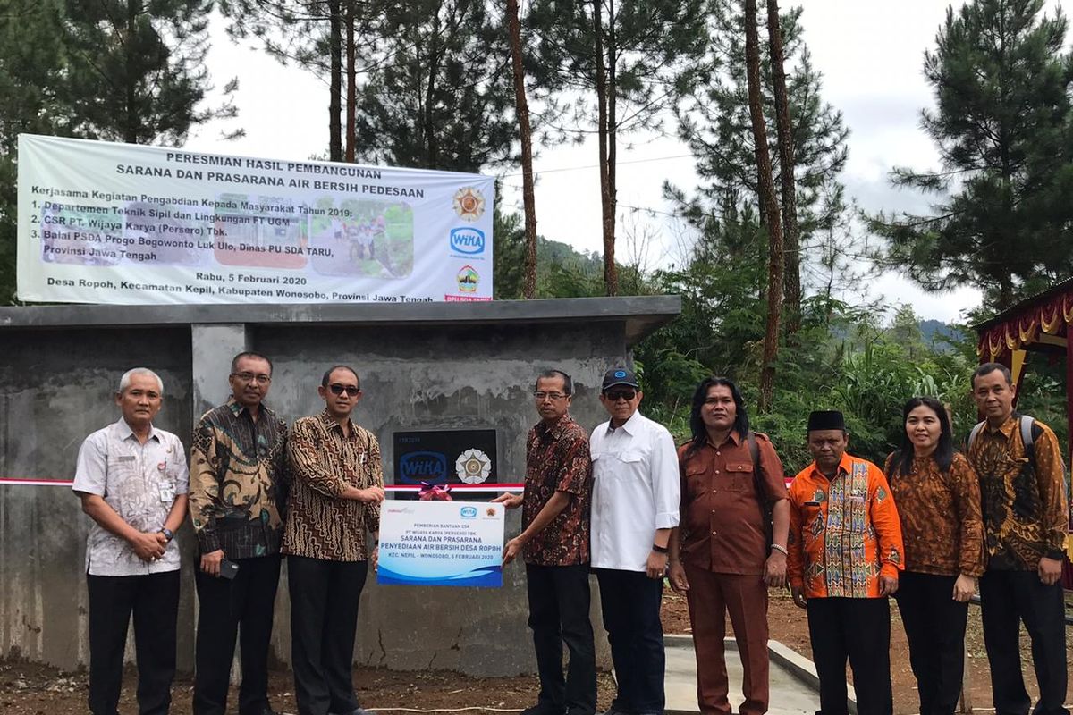 PT Wijaya Karya (Persero) Tbk dan Departemen Teknik Sipil dan Lingkungan Fakultas Teknik Universitas Gadjah Mada (FT-UGM) Yogyakarta bersinergi bangun sarana dan prasarana air bersih bagi warga Desa Ropoh, Kabupaten Wonosobo, Jawa Tengah, Rabu, (5/2/2020).