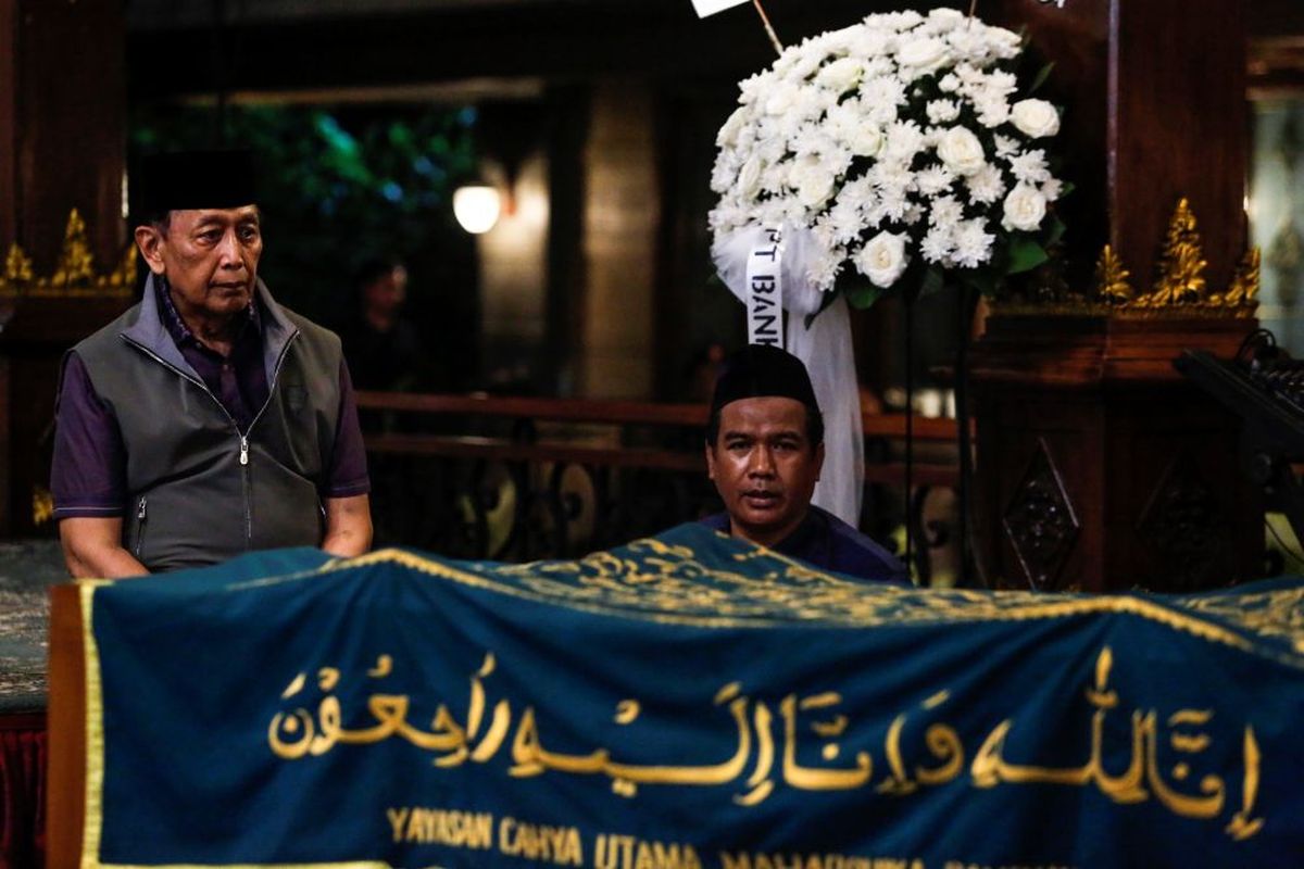 Penasihat Khusus Presiden bidang Politik dan Keamanan Wiranto (kiri) duduk di samping jenazah istrinya di rumah duka, Bambu Apus, Jakarta, Minggu (16/11/2025). Rugaiya Usman adalah istri dari Wiranto yang meninggal di Bandung pada Minggu (16/11) jenazah akan dimakamkan pada Senin (17/11) di Solo. ANTARA FOTO/Asprilla Dwi Adha/YU