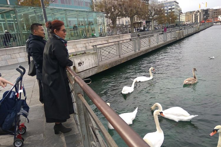 Menteri Kelautan dan Perikanan Susi Pudjiastuti saat berada di tepi Danau Geneva beberapa waktu lalu