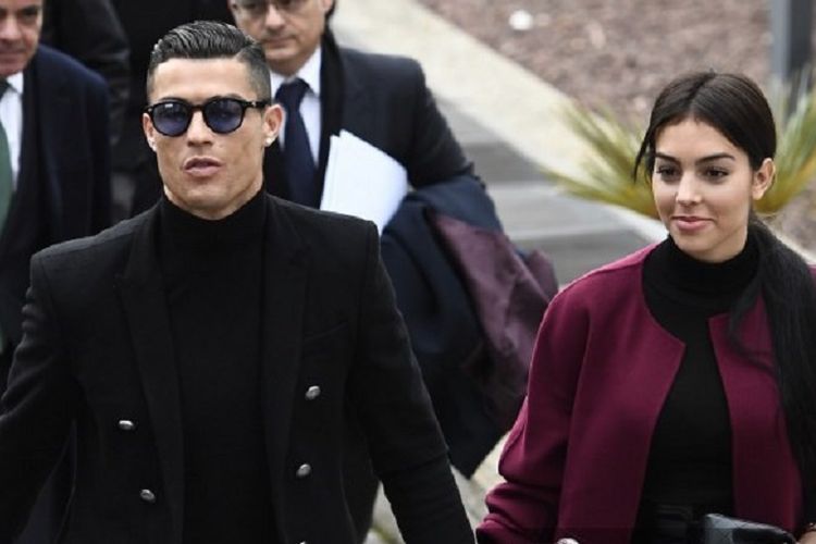 Striker Juventus, Cristiano Ronaldo, bersama kekasihnya, Georgina Rodriguez, tiba di pengadilan di Madrid, Spanyol, untuk menghadiri persidangan atas kasus dugaan penggelapan pajak, Selasa (22/1/2019).