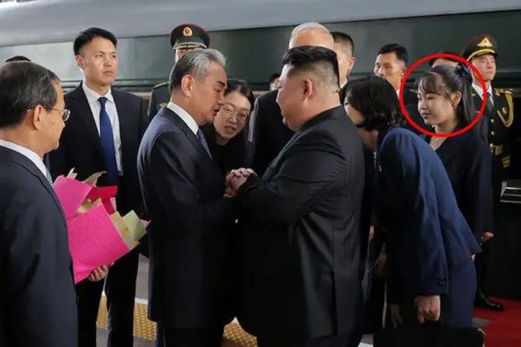 Kim Jong Un tiba di China dan terlihat bersama putrinya, Kim Ju Ae saat akan menghadiri parade militer di Beijing, China, Rabu (3/9/2025).