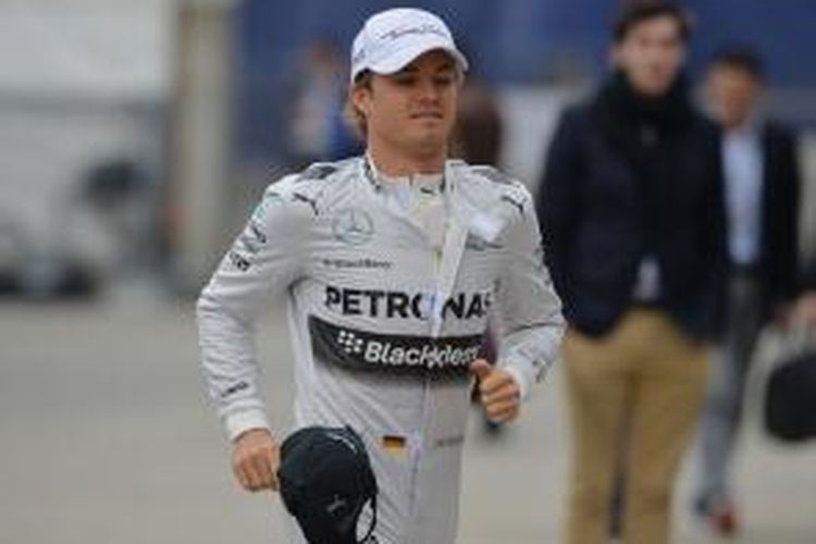 Pebalap Mercedes asal Jerman, Nico Rosberg, berlari di pit pada sesi latihan kedua GP China di Sirkuit Internasional Shanghai, Jumat (18/4/2014).