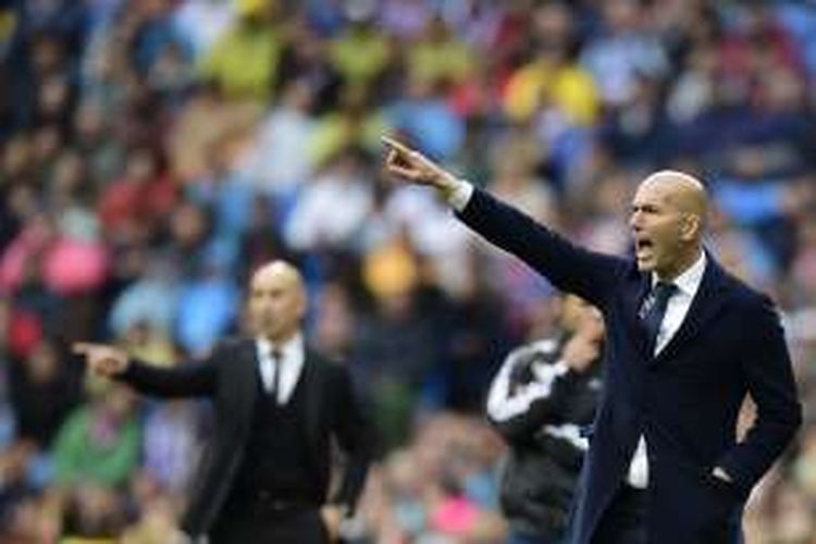 Pelatih Real Madrid, Zinedine Zidane, memberikan instruksi kepada para pemainnya, pada lanjutan La Liga kontra Valencia di Stadion Santiago Bernabeu, Minggu (8/5/2016) waktu setempat.