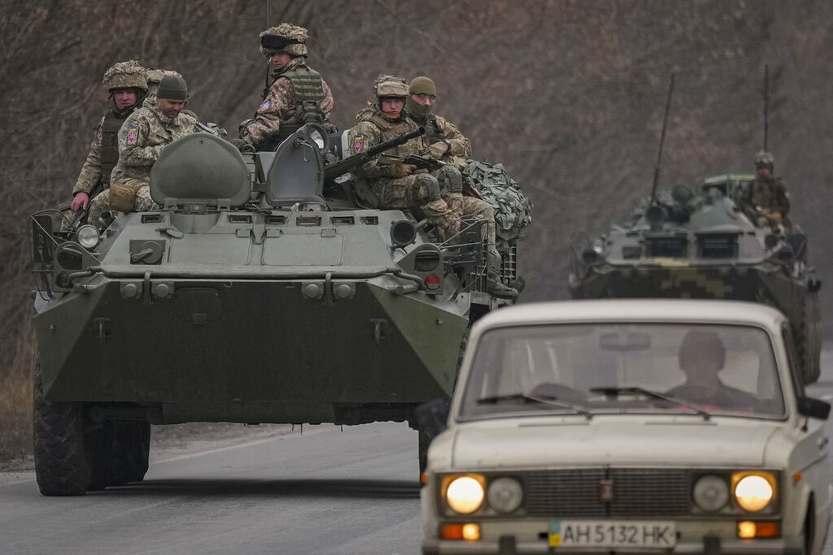 Prajurit Ukraina duduk di atas kendaraan lapis baja pengangkut personel yang mengemudi di jalan di wilayah Donetsk, Ukraina timur, Kamis (24/2/2022). Presiden Rusia Vladimir Putin pada hari Kamis mengumumkan operasi militer di Ukraina dan memperingatkan negara-negara lain bahwa segala upaya untuk mengganggu Tindakan Rusia akan mengarah pada konsekuensi yang belum pernah dilihat.