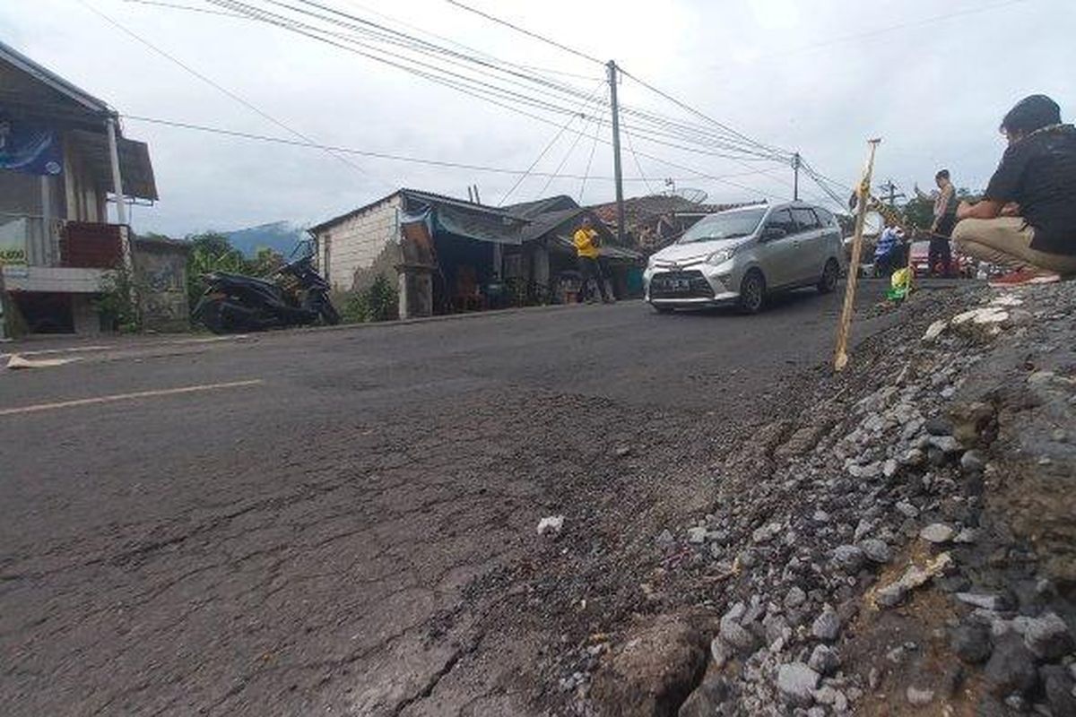 Kondisi jalan raya Nasional III Palabuhanratu Sukabumi di Kampung Nyalindung, Desa Pasirsuren, Kecamatan Palabuhanratu, Kabupaten Sukabumi, Jawa Barat rusak parah, amblesan semakin dalam, Kamis (29/12/2022).