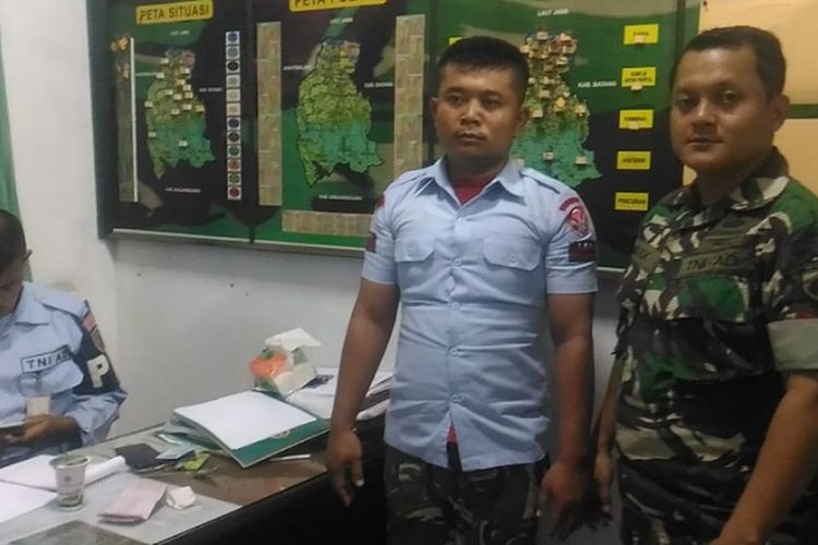 M Saiful Muis (tengah) TNI Gadungan saat berada di Makodim 0710 Pekalongan Jawa Tengah.