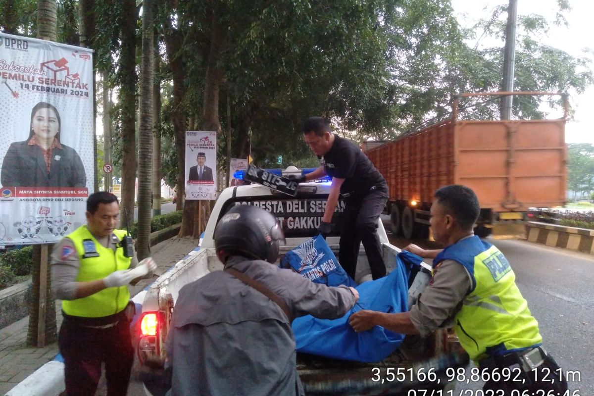 Polisi mengevakuasi jenazah korban tabrak lari di Kabupaten Deli Serdang, Sumatera Utara, Selasa (7/11/2023)