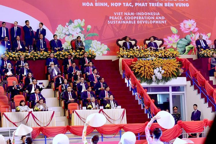 Presiden Joko Widodo diajak oleh Presiden Vietnam Võ V?n Th??ng untuk menyaksikan acara seni tersebut di Qu?n Ng?a Sports Complex, Hanoi, Vietnam, Jumat (12/1/2024). 