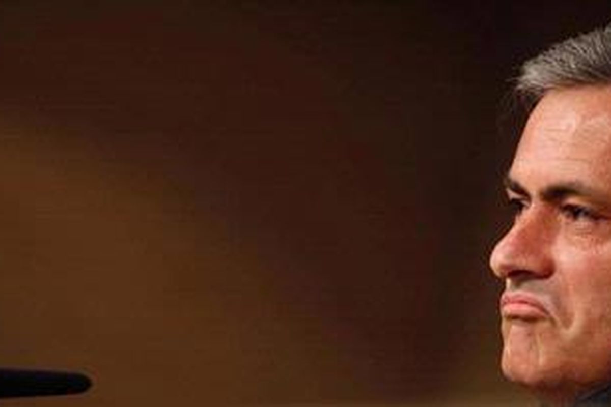 Pelatih Real Madrid dari Portugal, Jose Mourinho, bereaksi saat konferensi pers, Jumat (30/11/2012), jelang laga derby melawan Atletico Madrid. Jabatan Mourinho memanas setelah jarak poin dengan Barcelona membesar jadi 11 angka. 