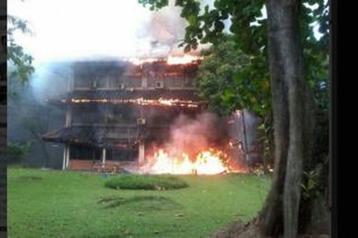 Dari Twitter, beredar kabar dan foto gedung Kampus FISIP Universitas Indonesia terbakar, Selasa (7/1/2014) pagi. Salah satunya diunggah oleh akun @UI_2013