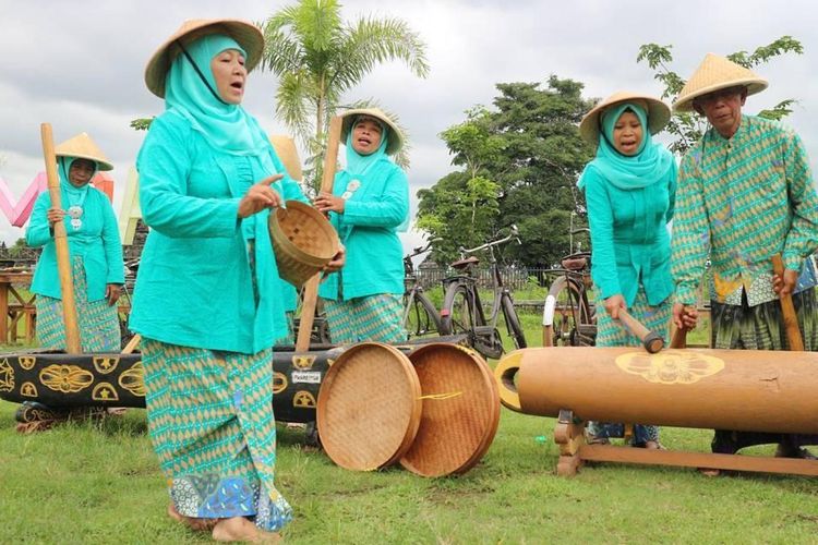 Kesenian Gejlok Lesung di Desa Wisata Bugisan, Kabupaten Klaten, Jawa Tengah