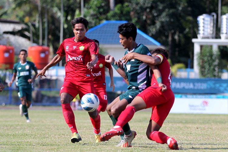 Pemain Aceh Khairunnas merest bola pemain Jawa Timur saat semifinal PON XX Papua 2021 yang berakhir dengan skor 1-2 di Stadion Barnabas Youwe Sentani Kabupaten Jayapura, Selasa (12/10/2021) sore.