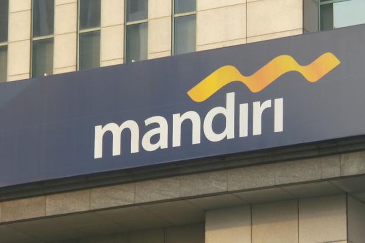 Logo Bank Mandiri di Plaza Mandiri, Jakarta.