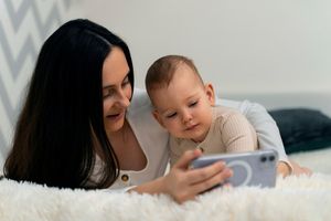 Studi Ungkap Bahaya Screen Time pada Bayi di Bawah 2 Tahun, Orangtua Perlu Tahu