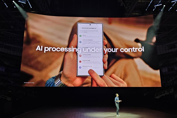 Samsung hadirkan Galaxy AI dengan kontrol pengguna. Pengguna bisa aktifkan opsi process data only on device. Bila opsi ini diaktifkan, maka data untuk fitur Galaxy AI akan diproses di ponsel, tidak dibagikan online. 