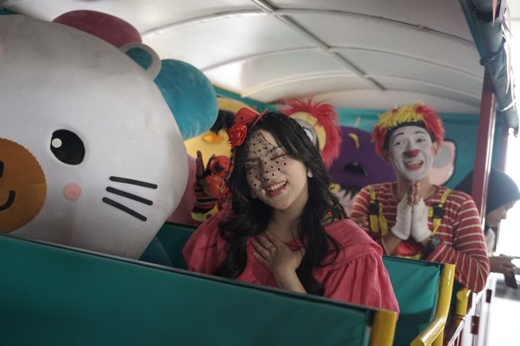 Davina Karamoy terlihat asyik naik odong-odong bareng badut.