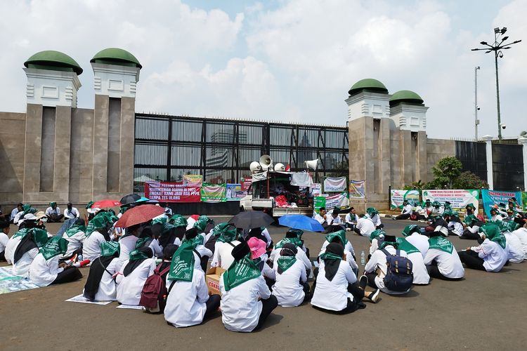 Ratusan pengajar berkumpul di depan Gedung DPR menuntut penambahan formasi bagi lulusan Tes P3K Kemenag 2022, Senin (6/11/2023). (KOMPAS.com/XENA OLIVIA)