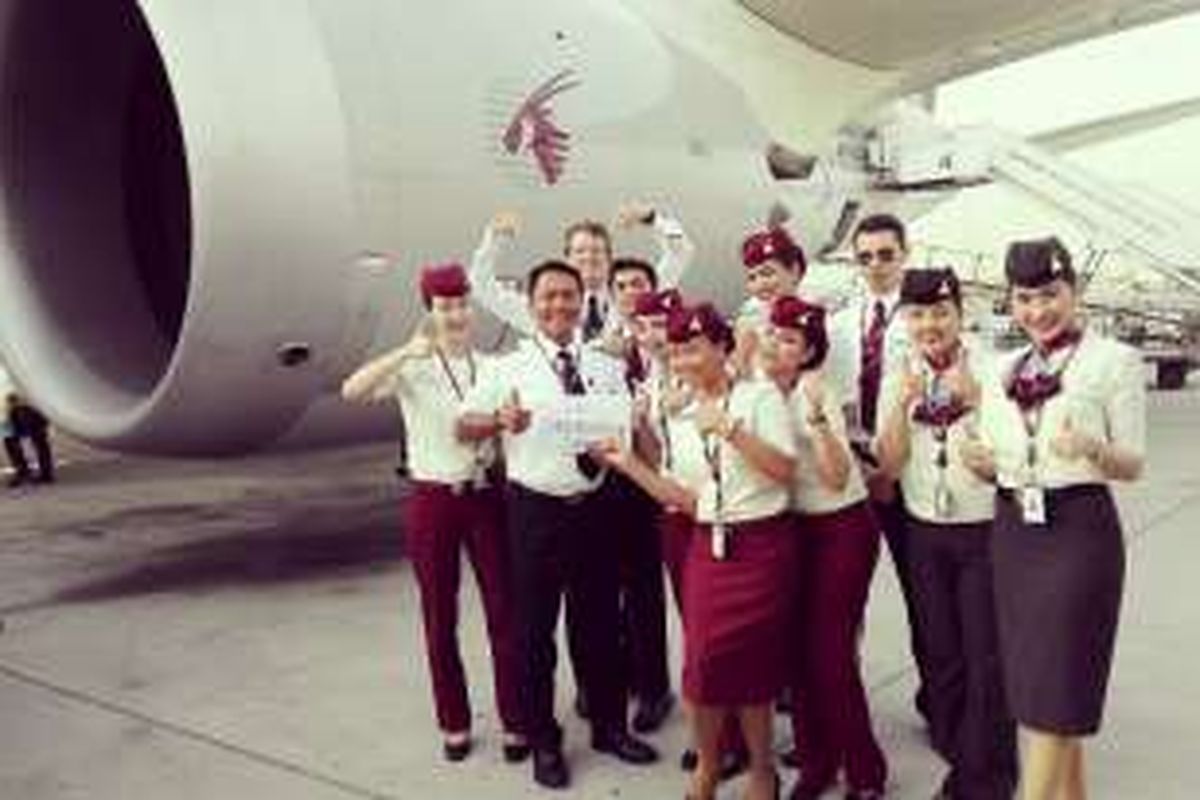 Miftakhul Ahsan (memegang kertas) bersama para kru sesaat sebelum penerbangan terakhirnya di Qatar Airways, 9 Mei 2016