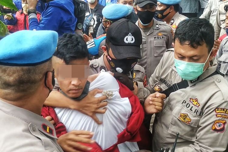 Sejumlah anggota Polres Sukabumi Kota mengamankan pemuda yang diduga penyusup dalam demonstrasi mahasiswa menolak omnibuslaw di DPRD Kota Sukabumi, Jawa Barat, Selasa (13/10/2020).
