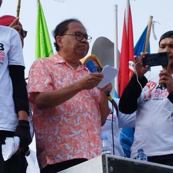 Eks Menkeu Rizal Ramli berorasi menyindir Presiden Joko Widodo saat demo buruh di Patung Kuda Arjuna Wiwaha, Gambir, Jakarta Pusat, Kamis (10/8/2023). (KOMPAS.com/XENA OLIVIA)
