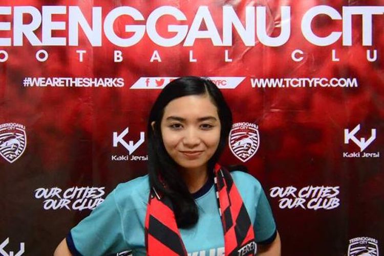 Fortunella Levyana, fisioterapis perempuan asal Indonesia, direkrut oleh klub asal Malaysia, Terengganu City FC. 