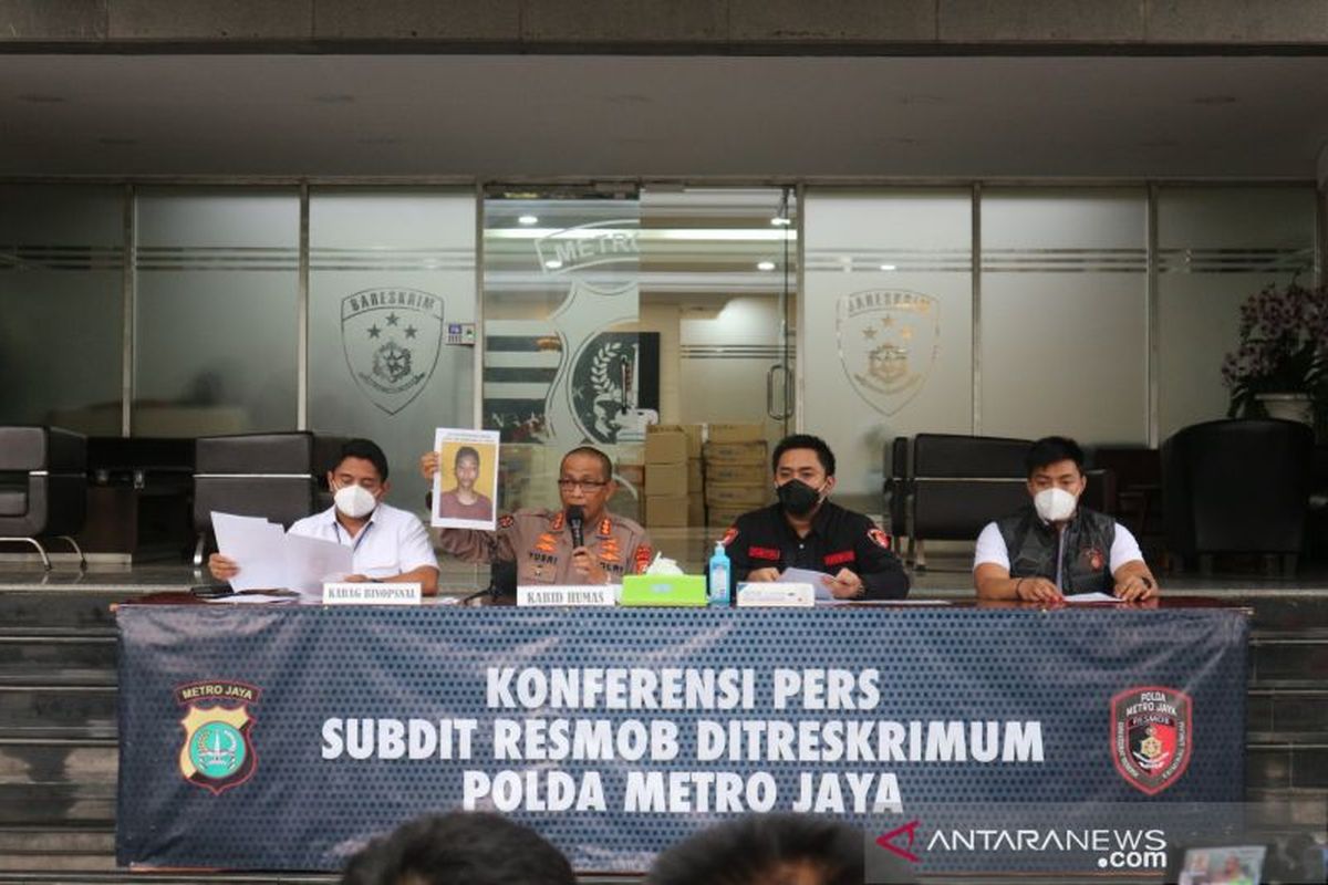 Kabid Humas Polda Metro Jaya Kombes Pol Yusri Yunus (kedua kiri) perlihatkan foto buronan kasus begal berinisial T yang menewaskan karyawati Badan SAR Nasional (Basarnas) dalam jumpa pers di Polda Metro Jaya, Jakarta, Senin (1/11/2021). 