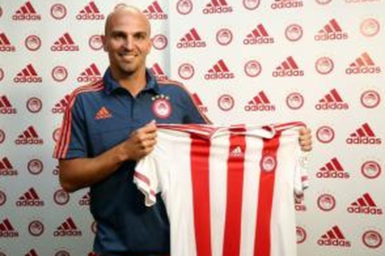 Esteban Cambiasso resmi bergabung dengan Olympiakos.