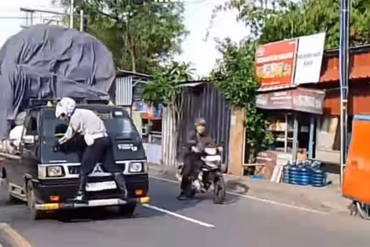 Viral, Video Petugas Dishub Depok Tersangkut di Kaca Depan Mobil Pikap