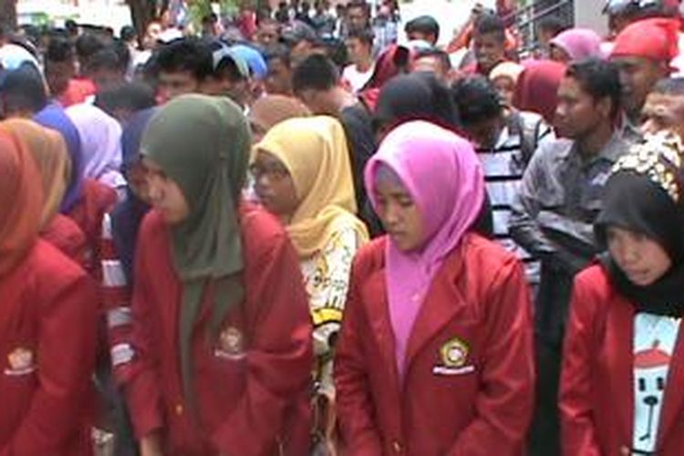 Ratusan mahasiswa Universitas Darusalam Ambon menggelar dzikir di depan kampus mereka, Senin (4/11/2013). Aksi ini dilakukan sebagai bentuk keprihatinan atas berbagai persoalan di kampus tersebut. Mereka menuntut Rektor Unidar, Ibrahim Ohorela mundur dari jabatannya,