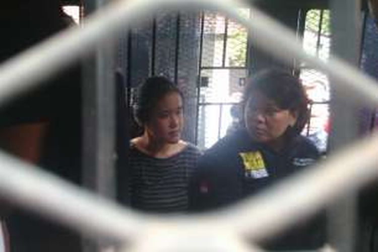Jessica Kumala Wongso di dalam bus tahanan saat tiba di Rutan Pondok Bambu, Jakarta Timur. Jumat (27/5/2016)
