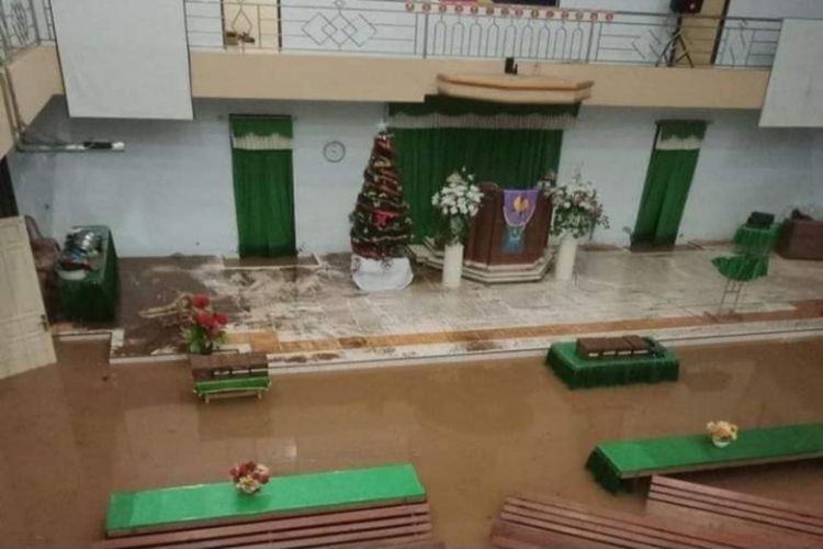 Banjir merendam permukiman warga di Kampung Laine, Kecamatan Manganitu Selatan, Kabupaten Kepulauan Sangihe, Sulawesi Utara, Rabu (25/1/2023) dini hari. Tampak salah satu gereja terendam banjir.