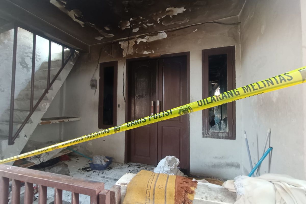 Kebakaran melanda rumah tinggal di Jalan Cipinang Muara 1, RT 008/RW 03, Pondok Bambu, Duren Sawit, Jakarta Timur, Jumat (28/7/2023), dan tewaskan seorang lansia.