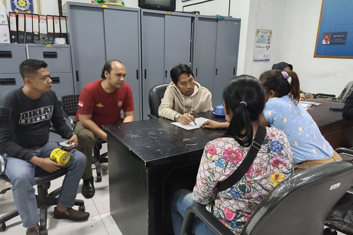 DITANYAI--Bupati Madiun, Ahmad Dawami bersama Kabid Penegakan Produk Hukum Daerah (PPHD) Satpol PP Kabupaten Madiun Danny Yudi Satriawan menanyai sejumlah PSK yang terciduk operasi cipta kondisi menjelang bulan Ramadhan, Kamis (15/3/2023).