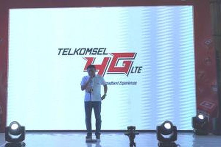 Direktur Utama Telkomsel Ririek Adriansyah meresmikan layanan 4G LTE Telkomsel dalam sebuah acara peluncuran di Mall SKA Pekanbaru, Riau, Jumat (18/12/2015).