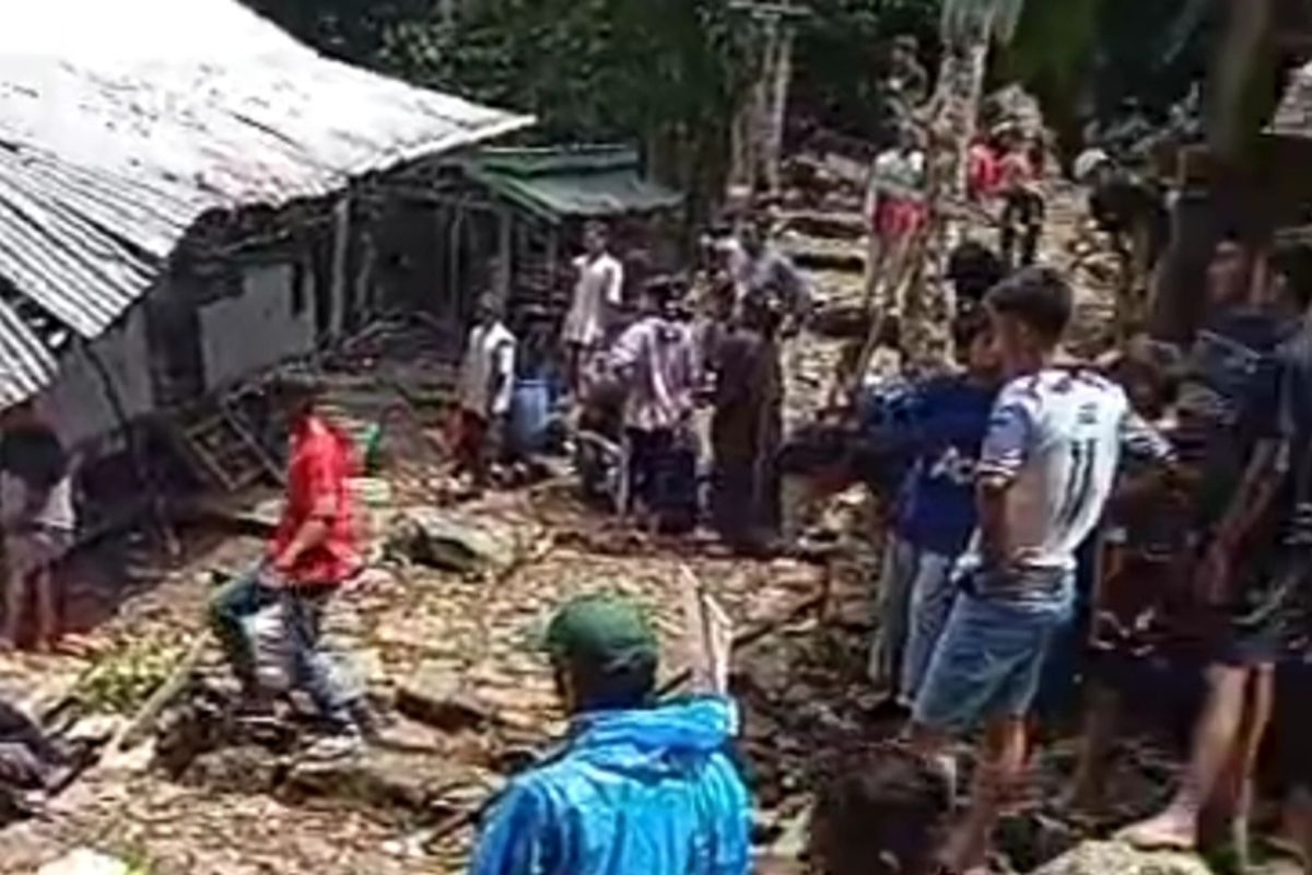 TERTIMPA POHON: Sebuah pohon menimpa pondok di kawasan situs wisata budaya Kabupaten Soppeng, Sulawesi Selatan dan menewaskan sembilan pengunjung, Minggu (3/11/2024). 