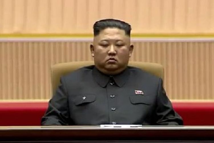 Pemimpin Korea Utara (Korut) Kim Jong Un diduga tertidur ketika menghadiri 25 tahun peringatan kakek sekaligus pendiri Korut, Kim Il Sung.