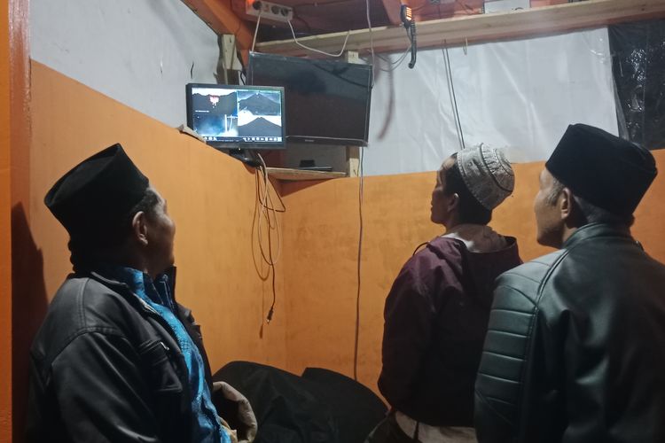 Warga Dusun Sumbersari pantau semeru lewat cctv di pos ronda di Dusun Sumbersari, Desa Suput urang, Pronojiwo, Minggu (27/2/2022)