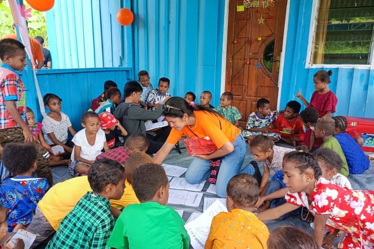 Kegiatan bersama anak-anak di salah satu Rumah Baca yang dihadirkan Wahana Visi Indonesia di Papua.