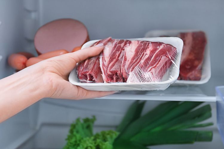 Ilustrasi menyimpan daging kurban dalam kulkas.