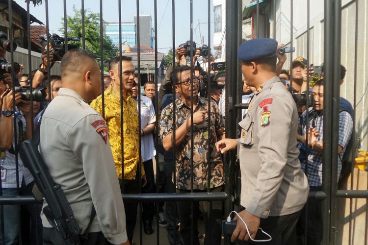 Anggota Gerakan Muda Partai Golkar beradu mulut dengan aparat kepolisian yang menjaga kantor DPP Partai Golkar, Slipi, Jakarta Barat, Selasa (25/7/2017).