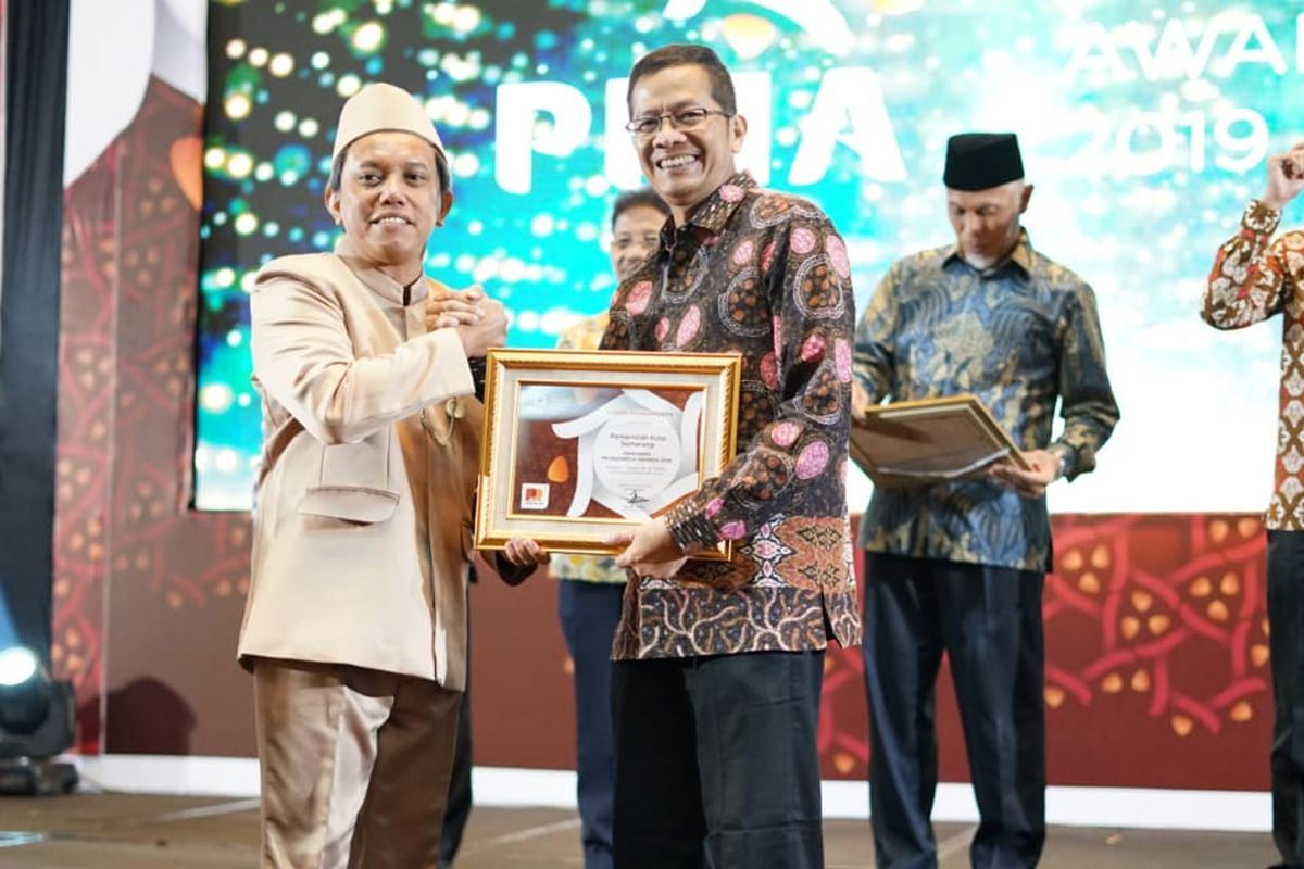 Kepala Bagian Humas dan Protokol Kota Semarang Wing Wiyarso menerima penghargaan Kota Semarang sebagai Kota Terpopuler di Media, dalam acara malam penganugerahan Public Relation Indonesia Awards 2019 di Trans Luxury Hotel Bandung, Kamis (28/03).