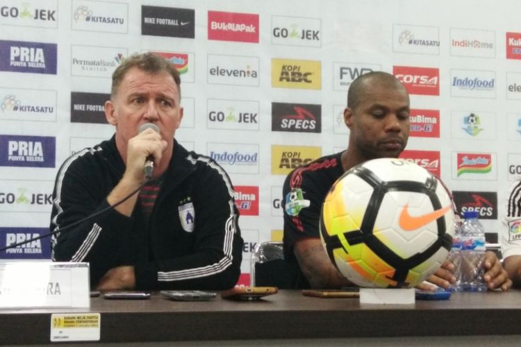 Pelatih Persipura Jayapura, Peter Butler bersama Hilton Moreira saat hadir dalam konferensi pers usai laga kontra Persib di Stadion Gelora Bandung Lautan Api, Sabtu (12/5/2018)