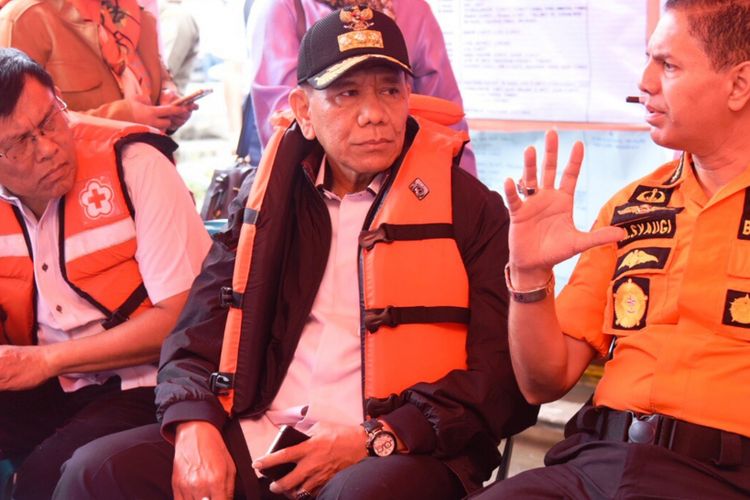 Pj Gubernur Sumut Eko Subowo (tengah) bertolak ke Danau Toba untuk melihat langsung lokasi dan menemui korban yang selamat, Sabtu (23/6/2018)