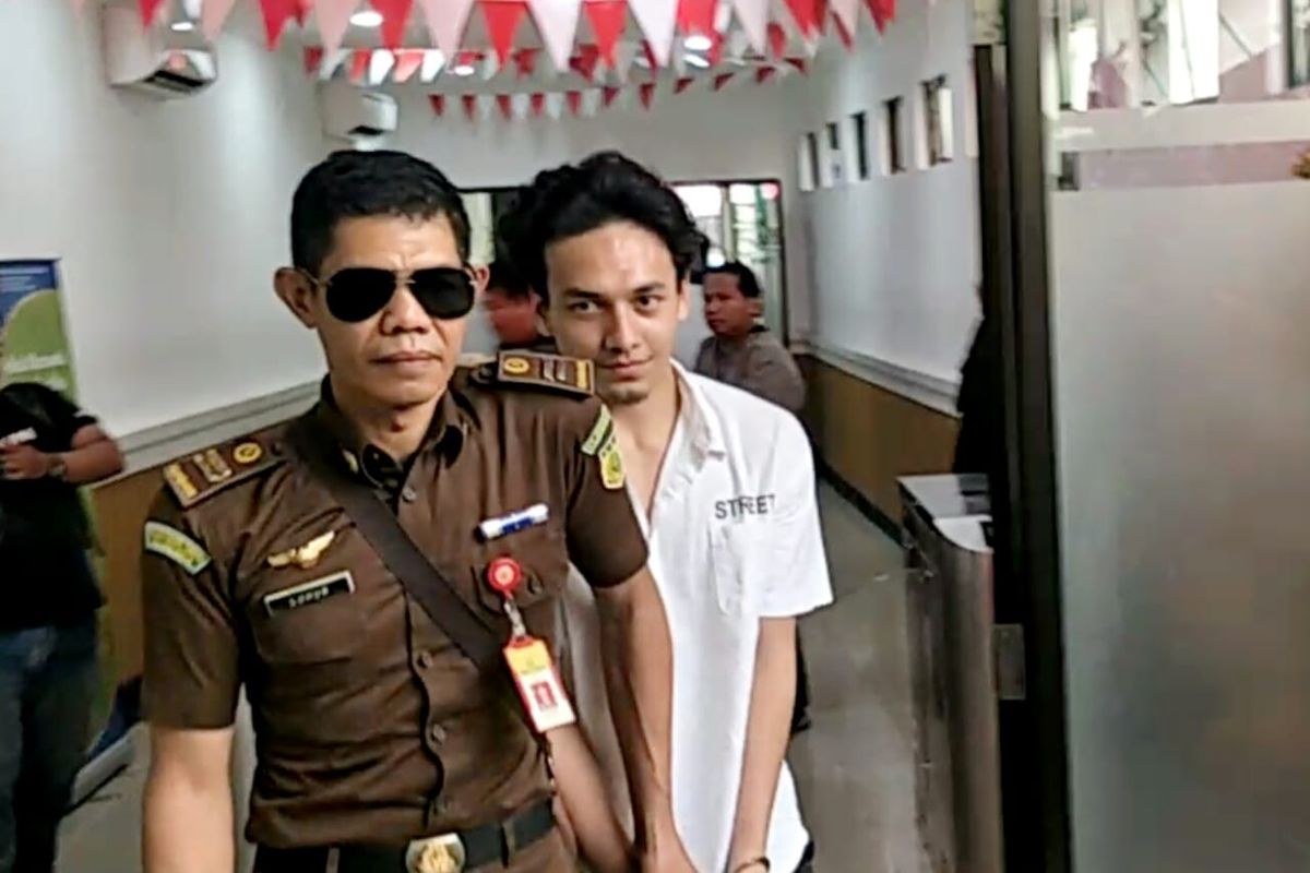 Artis peran Jefri Nichol saat tiba di Pengadilan Negeri Jakarta Selatan, Senin (9/9/2019).