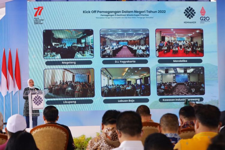 Menteri Ketenagakerjaan Ida Fauziyah memberikan sambutan dalam agenda Kick Off Pemagangan Dalam Negeri di Danau Toba, Medan Sumatera Utara, Sabtu (20/8/2022).